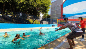 Usuários do CEU em atividade na piscina coordenada por analista de esporte